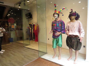 Festival Fitag 2020. Girona pren vida. Espectacles als aparadors de les botigues de Girona