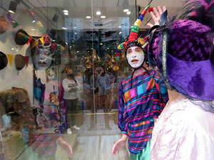 Festival Fitag 2020. Girona pren vida. Espectacles als aparadors de les botigues de Girona