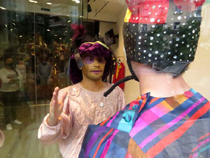 Festival Fitag 2020. Girona pren vida. Espectacles als aparadors de les botigues de Girona