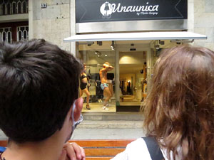 Festival Fitag 2020. Girona pren vida. Espectacles als aparadors de les botigues de Girona