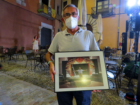 Pere S&aacute;nchez amb el record que se li va lliurar durant l'acte