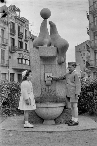 Retrat de dos infants a la Font de les Foques. 1951