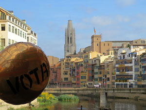 Globus al pont de les Peixateries Velles convocant a la votació de l'1-O