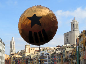 Globus al pont de les Peixateries Velles convocant a la votació de l'1-O