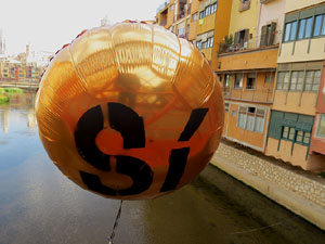 Globus al pont de les Peixateries Velles convocant a la votació de l'1-O