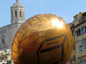 Globus al pont de les Peixateries Velles convocant a la votació de l'1-O