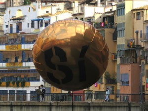 Globus al pont de les Peixateries Velles convocant a la votació de l'1-O