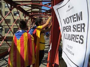 Globus al pont de les Peixateries Velles convocant a la votació de l'1-O