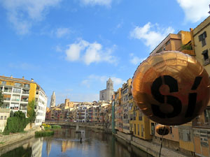 Globus al pont de les Peixateries Velles convocant a la votació de l'1-O