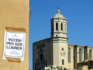 Globus al pont de les Peixateries Velles convocant a la votació de l'1-O