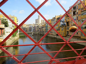 Globus al pont de les Peixateries Velles convocant a la votació de l'1-O