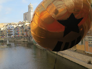 Globus al pont de les Peixateries Velles convocant a la votació de l'1-O