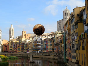 Globus al pont de les Peixateries Velles convocant a la votació de l'1-O