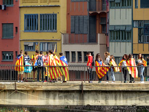 Globus al pont de les Peixateries Velles convocant a la votació de l'1-O
