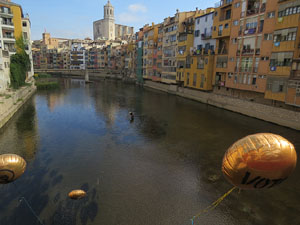 Globus al pont de les Peixateries Velles convocant a la votació de l'1-O