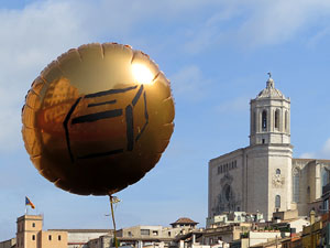 Globus al pont de les Peixateries Velles convocant a la votació de l'1-O
