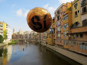 Globus al pont de les Peixateries Velles convocant a la votació de l'1-O