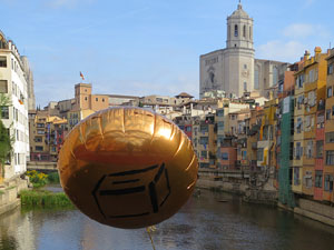 Globus al pont de les Peixateries Velles convocant a la votació de l'1-O