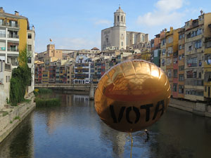 Globus al pont de les Peixateries Velles convocant a la votació de l'1-O