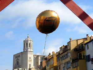 Globus al pont de les Peixateries Velles convocant a la votació de l'1-O