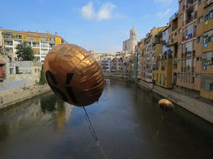 Globus al pont de les Peixateries Velles convocant a la votació de l'1-O