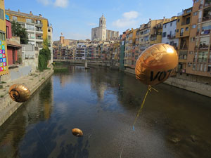 Globus al pont de les Peixateries Velles convocant a la votació de l'1-O