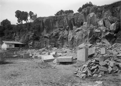 Vista d'una pedrera on s'observen blocs tallats. 1930