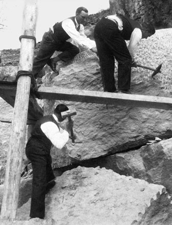 Els germans Lluís, Ramon i Narcís Casellas treballant a la pedrera de can Casellas. 1920