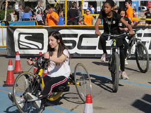 VIII Jornada de l'Esport Femen&iacute; 2020 a la pla&ccedil;a Salvador Espriu, la de Francesc Calvet i Rubalcaba, la pla&ccedil;a Catalunya i el riu Onyar