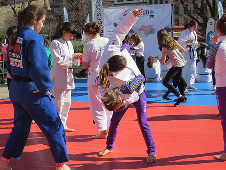 VIII Jornada de l'Esport Femení 2020 a la plaça Salvador Espriu, la plaça Catalunya la de Francesc Calvet i Rubalcaba, i el riu Onyar