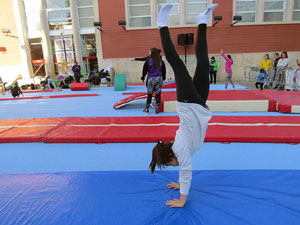 VIII Jornada de l'Esport Femen&iacute; 2020 a la pla&ccedil;a Salvador Espriu, la de Francesc Calvet i Rubalcaba, la pla&ccedil;a Catalunya i el riu Onyar