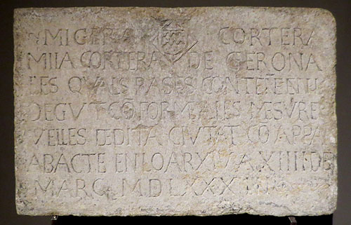 Pedra de mesures. Inscripció que indica el sistema de mesures del mercat de Girona. Segle XVI