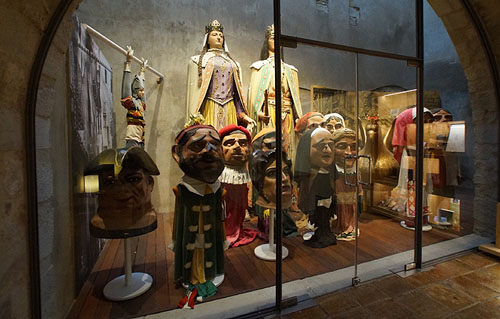 Espai dedicat a la faràndula festiva de Girona, a l'entrada del museu