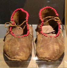 Reproducció d'unes sabates medievals de cuir