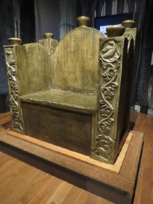 Rèplica de la cadira episcopal de marbre anomenada 