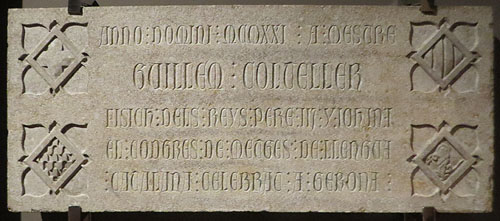Làpida. 1921. Pedra nummulítica de Girona. Rafael Masó
