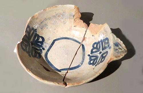 Plat d'ala. Ceràmica amb manganès. Segle XIV