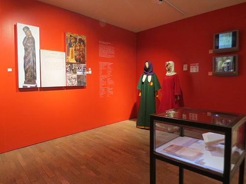 Vista parcial d'una de les sales del Museu d'Història dels Jueus de Girona sobre coexistència i marginació