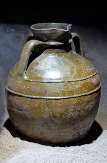 Gerra de tres nanses. Ceràmica vidriada. Segle XII-XIII