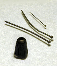 Agulles de cap. Bronze. Segle XIII-XIV. Pati del Centre Bonastruc ça Porta. Didal. Bronze. Segle XV