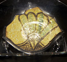 Plat. Ceràmica amb engalba verd manganès. Segle XIV