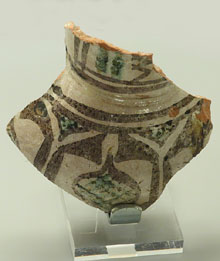 Fragment de gerra. Plenes de llavors, les magranes s'associen a l'any nou jueu, Roix ha-Xanà. Pisa blanca amb verd i manganès. Segle XIV. Call de Girona