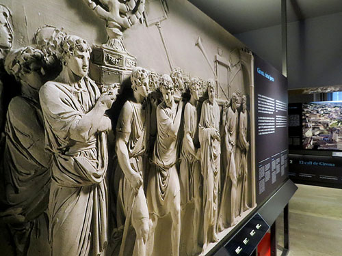 Sala amb reproducció de l'Arc de Titus, detall del panell interior. Segle I dC, Fòrum de Roma