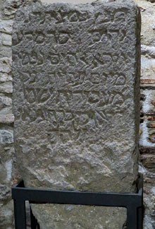 Làpida funerària. 1343. Castelló d'Empúries