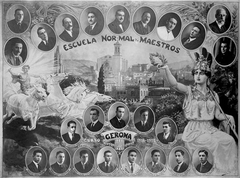 Orla del curs 1918-1922 de l'Escola Normal de Mestres. Noms dels alumnes d'aquest curs d'esquerra a dreta: Joan Adroher Serra, Conrad Batlle Comas, Ferm&iacute; Calsina Sais, Narc&iacute;s Coma Freixas, Miquel Esteba Barber, Josep Guibas Costa, Ferran Llach Fita, Pere Llaur&oacute; Llistosella, Llu&iacute;s Maria Mestras Mart&iacute;, Salvador Nadal Viader, Joan Rami&oacute; Buscat&oacute;, Santiago Ribas Descals, Joan Vilagran Anolada. 1922