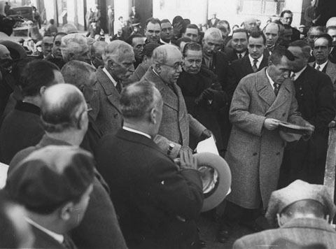 Visita oficial del president de la Generalitat Francesc Maci&agrave; i del president del govern Manuel Aza&ntilde;a a Girona. Parlament del president de la Rep&uacute;blica espanyola Manuel Aza&ntilde;a en la mateixa tribuna del baluard de Sant Francesc. Porta a les mans un pergam� dibuixat per Josep Aguilera. 19 de desembre de 1931