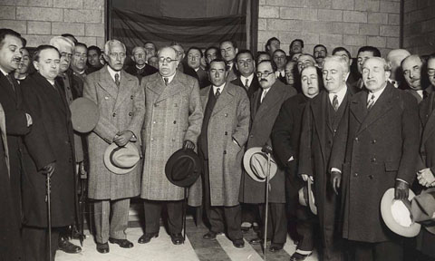 Visita oficial del president de la Generalitat Francesc Maci&agrave; i del president del govern Manuel Aza&ntilde;a a Girona. Recepci&oacute; oficial al sal&oacute; de sessions de l'Ajuntament de Girona, acompanyats de l'alcalde Miquel Santal&oacute;, el comissari de la Generalitat Josep Irla i altres primeres autoritats locals i provincials. 19 de desembre de 1931