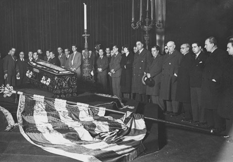 Els membres del govern de Catalunya i els diputats del Parlament reten homenatge a les despulles del president Maci&agrave;, mort el 25 de desembre de 1933. Santal&oacute;, amb un barret fosc a la m&agrave;, &eacute;s el sis&egrave; per la dreta de la fotograf�a