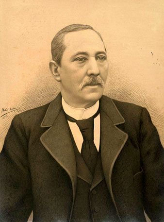 Retrat d'estudi de Narc&iacute;s Bonet Ribugent, cuidador del museu de Sant Pere de Galligants. 1895