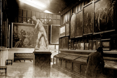 Interior d'una sala d'exposicions del Museu Arqueol&ograve;gic instal&middot;lat al monestir de Sant Pere de Galligants. Al centre, l'escultura 'Contra l'invasor' de Miquel Blay. 1896-1904